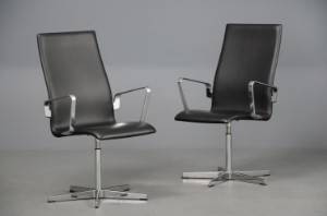 Arne Jacobsen. Par Oxford armstole, model 3273. 2
