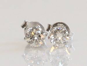 Par brillantørestikker, ca. 0.63 ct. 2