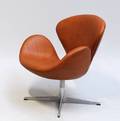 Arne Jacobsen 1902 - 1971. Svanen. Hvilestol, model 3320 med cognacfarvet Vacona Anilin læder
