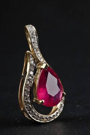 Rubin- og diamantvedhæng