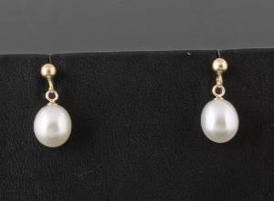 fresh water earrings in gold 2