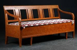 Svensk slagbænk. Af bemalet fyrretræ.