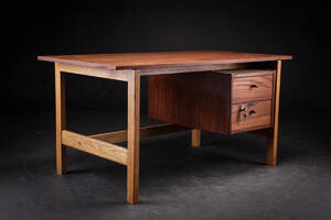 Hans J. Wegner. Skrivebord af teak og eg  Denne vare er sat til omsalg under nyt varenummer 4228100