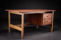 Hans J. Wegner. Skrivebord af teak og eg 