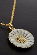 Georg Jensen. `Daisy´ vedhæng med kæde af forgyldt sterlingsølv prydet med emaille