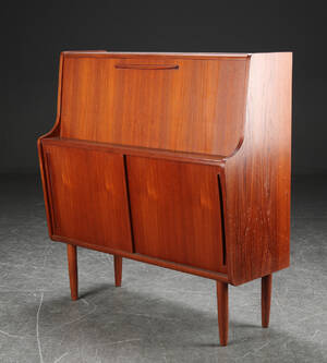 Sekretær af teaktræ, dansk møbelproducent