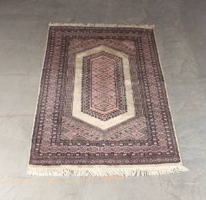 Tæppe, persisk. 195 x 122 cm.