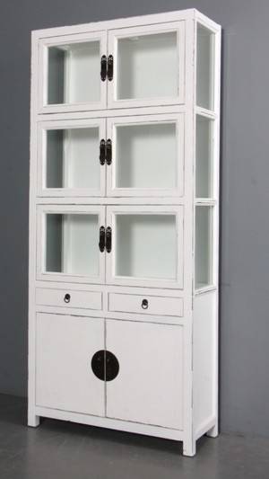 Dobbeltlåget vitrineskab udført i hvid antikbemaling. 