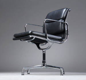 Charles Eames. Soft Pad armstol. Model EA 208