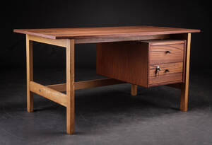 Hans J. Wegner. Skrivebord af teak og eg 