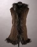 Vest med hætte af strik og raccoon. Farve Khaki Brown