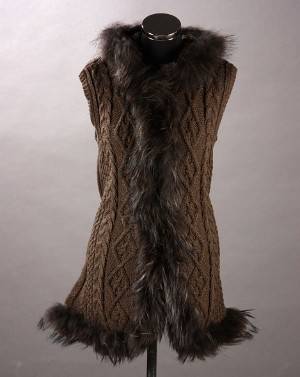 Vest med hætte af strik og raccoon. Farve Khaki Brown
