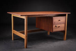 Hans J. Wegner. Skrivebord af teak og eg 