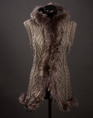 Vest med hætte af strik og raccoon. Farve Grey