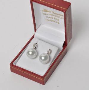 Par ørestikkere med hvid South Sea perle, samt brillanter -. ca. 0,10 ct