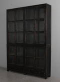VitrineskabSkab, sort antikbemalet træ.