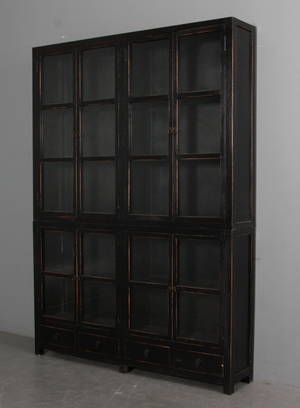 VitrineskabSkab, sort antikbemalet træ.