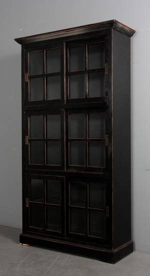 VitrineskabSkab, sort antikbemalet træ.
