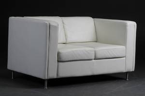 To-personers sofa af hvidt læder
