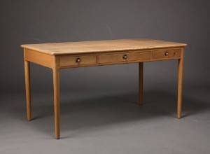 H. J. Wegner. Fritstående skrivebord, egetræ