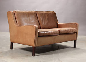 Dansk møbelproducent. To-pers. sofa samt skammel 2