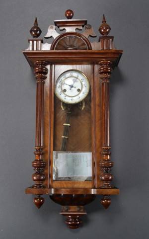 Junghans. Vægur i kasse af nøddetræ