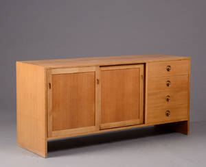 Hans J. Wegner for Ry Møbler. Skænk af egetræ