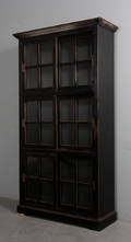 VitrineskabSkab, sort antikbemalet træ.