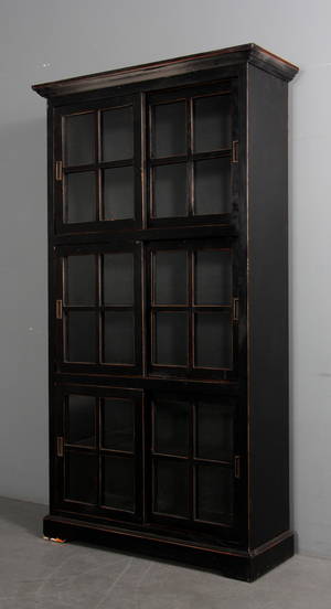 VitrineskabSkab, sort antikbemalet træ.