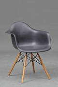 Charles Eames Armstol model DAW, sort natur   