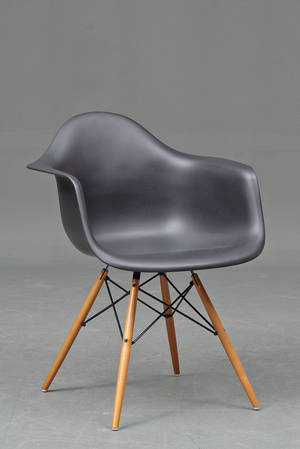 Charles Eames Armstol model DAW, sort natur   