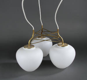 Lysekrone, stel af messing. Opalglasskærme