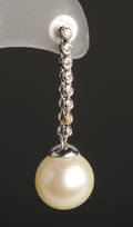 En ørestik af 14 kt hvidguld med diamanter og perle