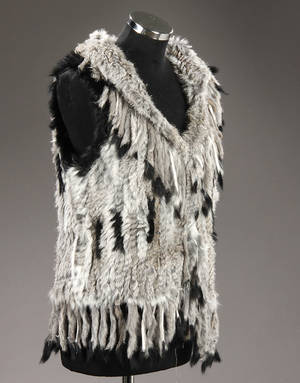 Strikket vest af kanin og raccoon. Str. M. Farve Vildtgrå  Sort.