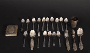 Samling silver, kaffeskedar, bägare och cigarettetui 21