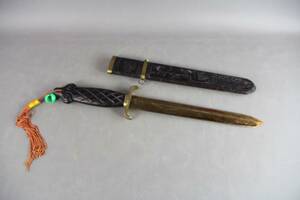 Kniv med fodral i trä