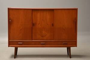 Dansk møbelproducent. Høj skænk i teak, 1950erne