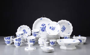 Blå Blomst Kantet service, porcelæn. Kgl.P., primært I.-II. sort. 45