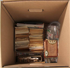 En flyttekasse med løse frimærker.