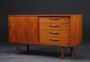 Lav skænk, teaktræ. Dansk møbelproducent 