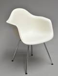 Charles Eames. Armstol model DAX hvid plast