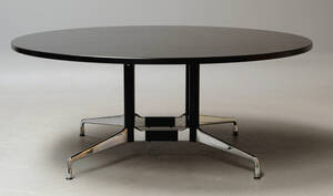 Charles Eames. Segmented Table i sortlaseret ask. Ø 180 cm. i én plade Denne vare er sat til omsalg under nyt varenummer 4217519