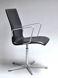 Arne Jacobsen. Oxford armstol med armlæn, model 3271. Sort læder