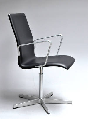 Arne Jacobsen. Oxford armstol med armlæn, model 3271. Sort læder