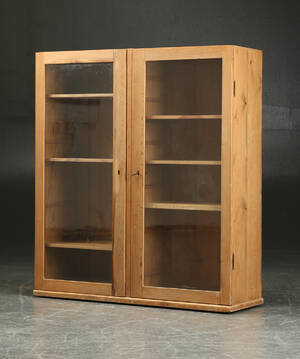 Vitrineskab af fyrretræ, 1900-tallets første halvdel