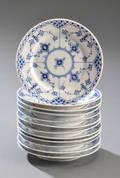Kgl. Porcelæn. Musselmalet halvblonde. Tolv tallerkner 12