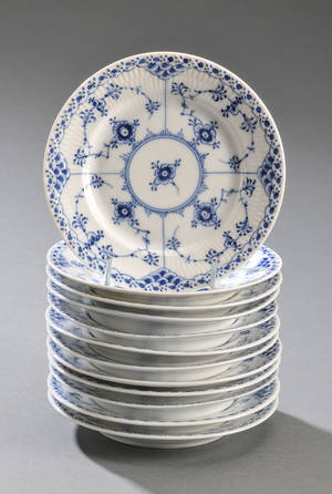 Kgl. Porcelæn. Musselmalet halvblonde. Tolv tallerkner 12