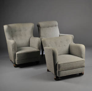 Tre lænestole, betrukket med gråt uld. 3