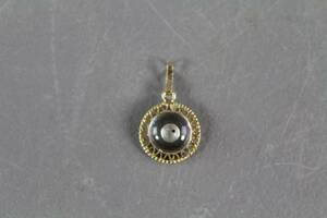 Hänge i guld 14 k med vit sten