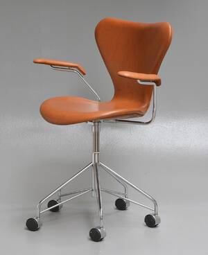 Arne Jacobsen. Kontorstol med armlæn, model 3217 i Vacona anilinlæder 